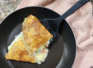 Una foto de 🍅 Omelette de tomate, orégano y muzzarella 🍅