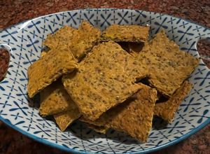 Una foto de GALLETITAS CROCANTES de HARINA de GARBANZO, semillas de Chía y ESPECIAS (sin gluten, muy nutritivas)