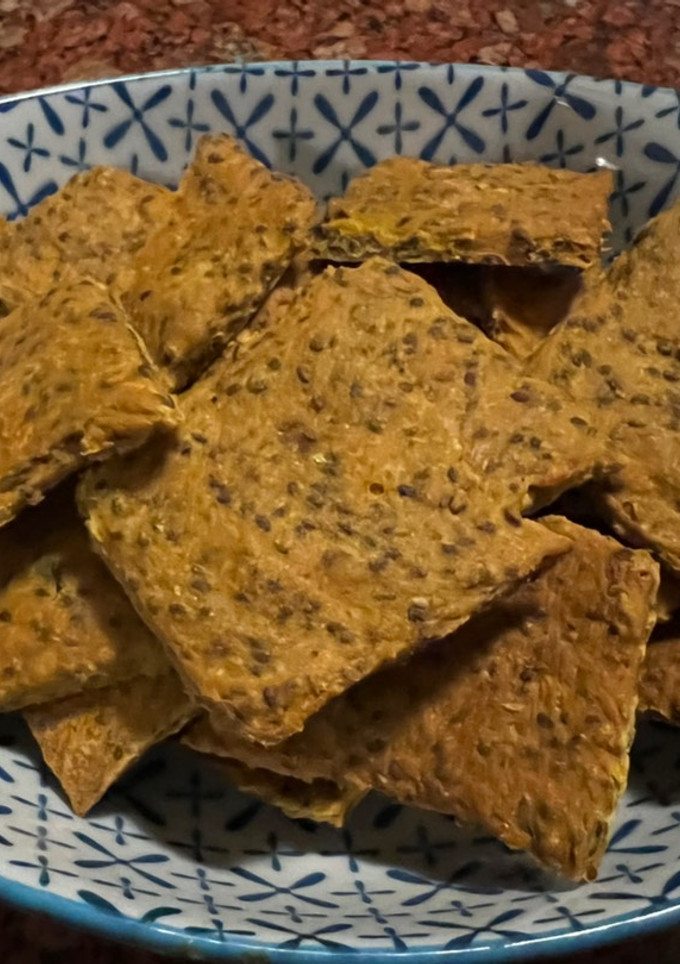 Una foto de GALLETITAS CROCANTES de HARINA de GARBANZO, semillas de Chía y ESPECIAS (sin gluten, muy nutritivas)