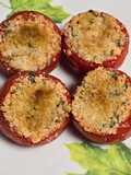 Tomates rellenos de queso y cebolla