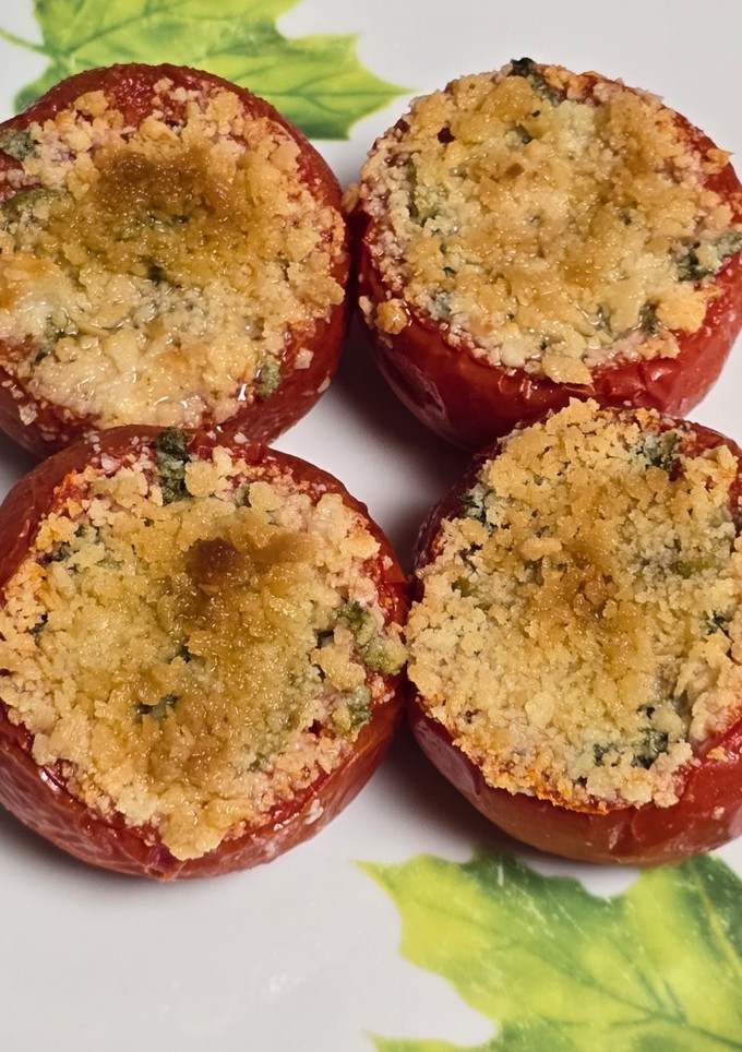 Una foto de Tomates rellenos de queso y cebolla
