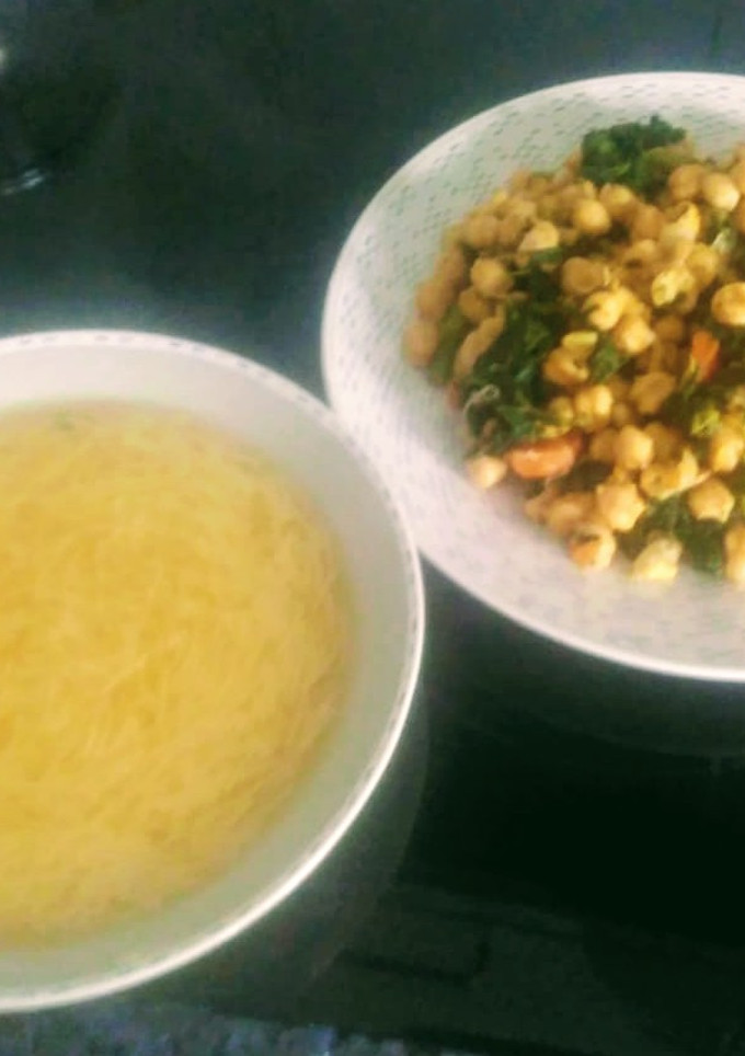 Una foto de Sopa de cocido y garbanzos con kale