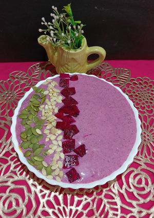 A picture of Dragon Fruit Oats Smoothie Bowl – no sugar & Healthy.