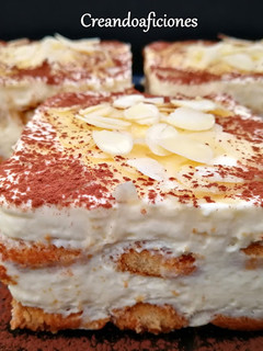 Una foto de Tiramisú con amaretto y almendras