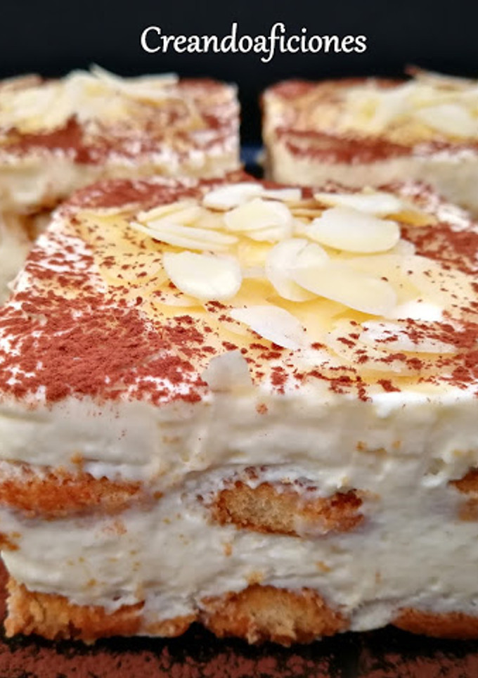 Una foto de Tiramisú con amaretto y almendras