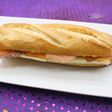 Bocadillo de salmón con queso manchego