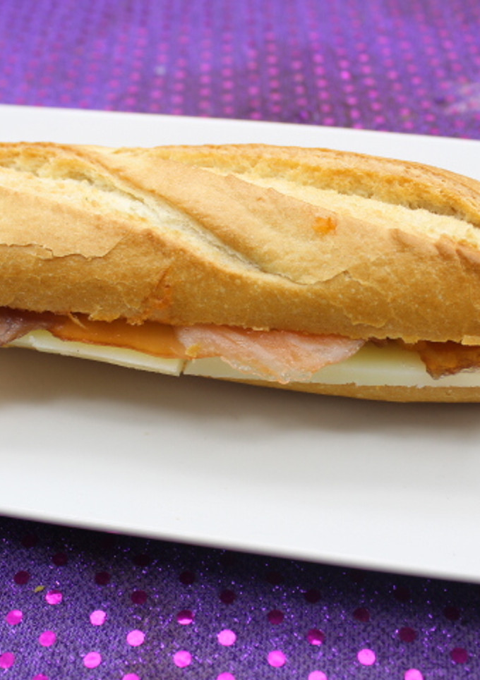 Una foto de Bocadillo de salmón con queso manchego