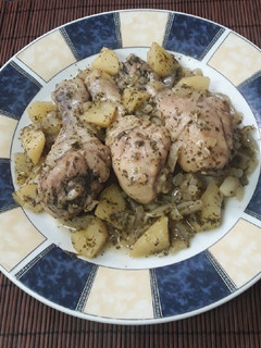 Una foto de Pollo en salsa de cava y manzana