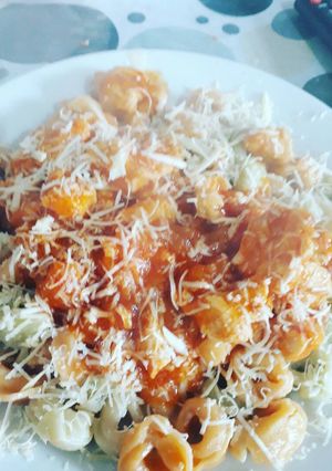 Una foto de Capelettini con salsa