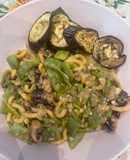Fideos con pulpitos y judías. Berenjena para acompañar