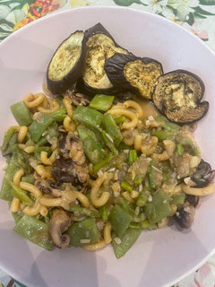 Una foto de Fideos con pulpitos y judías. Berenjena para acompañar