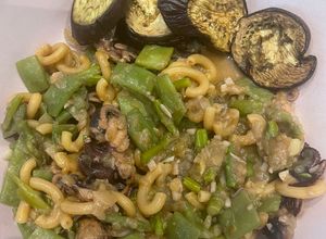 Foto principal de Fideos con pulpitos y judías. Berenjena para acompañar