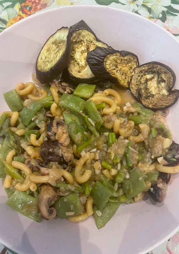 Una foto de Fideos con pulpitos y judías. Berenjena para acompañar