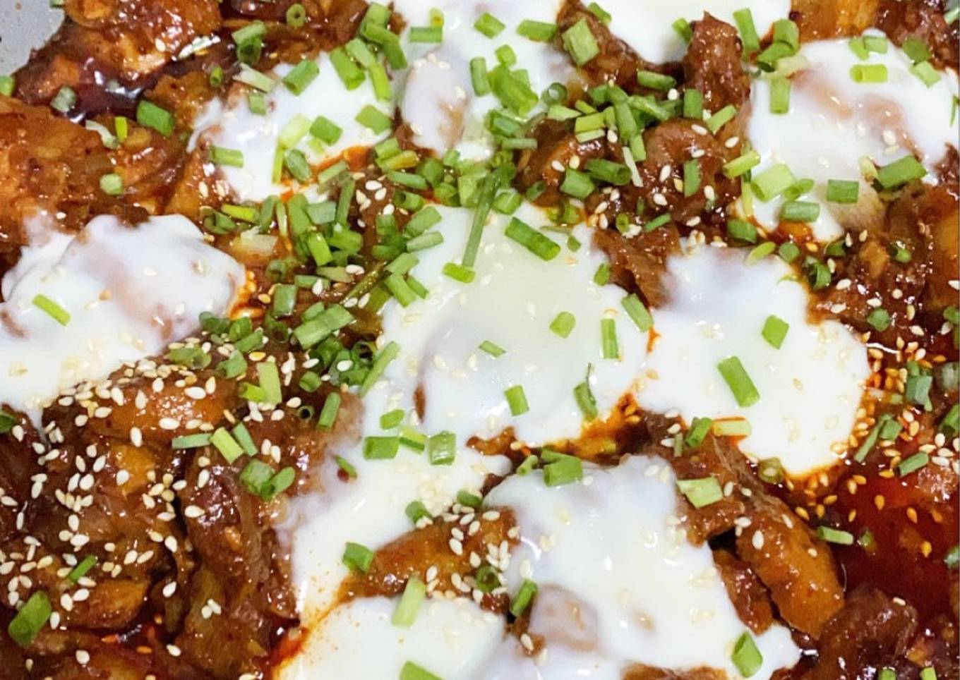 Dwaejigogi bokkeum atau stir fried spicy pork