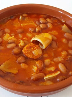 Una foto de Judías pintas con oreja y chorizo