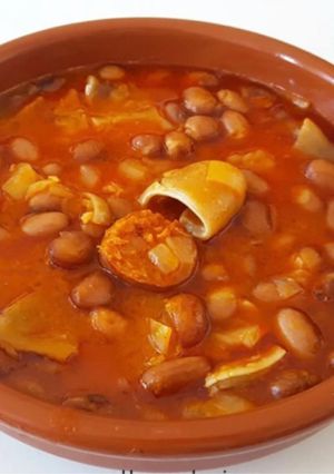 Una foto de Judías pintas con oreja y chorizo