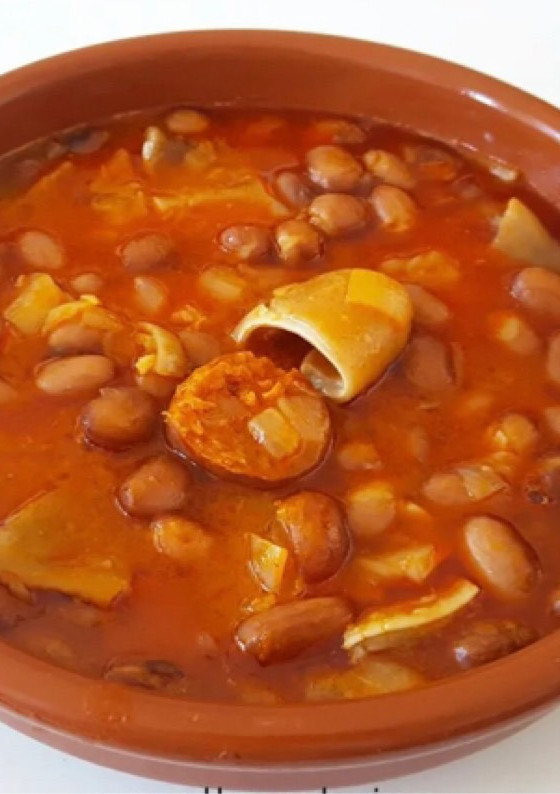 Una foto de Judías pintas con oreja y chorizo