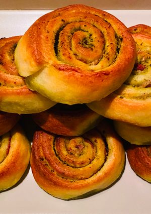 Zdjęcie przepisu Bułeczki (ślimaki) z boczkiem i pesto.