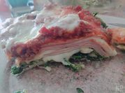 Una foto de lasagna con panqueque