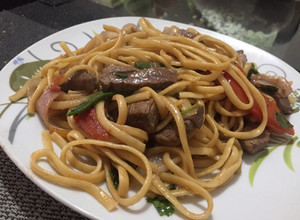 Una foto de Tallarín saltado criollo