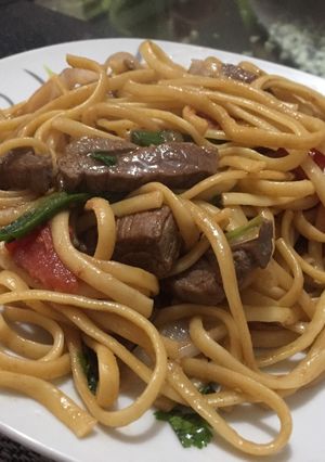 A picture of Peruvian Stir-Fried Noodles (Tallarín Saltado Criollo).