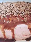 Cheesecake frío de fresa con ganache de chocolate