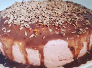 Una foto de Cheesecake frío de fresa con ganache de chocolate
