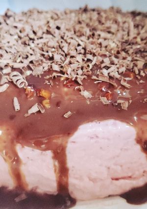 Una foto de Cheesecake frío de fresa con ganache de chocolate