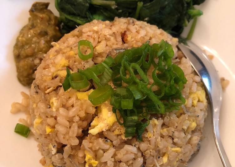 Bagaimana Membuat Quinoa & Brown Rice Goreng Ikan Teri, Enak