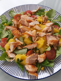 Una foto de Ensalada templada de salmón con mango