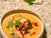 Una foto de sopa de marisco