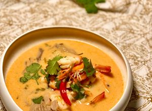 Una foto de Tom Yam Kung - sopa de langostinos y leche de coco