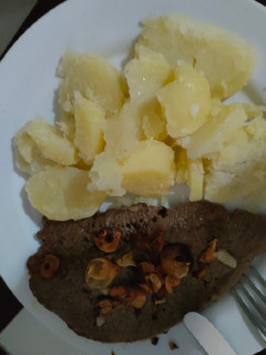 Una foto de Patatas hervidas con bistec a la plancha