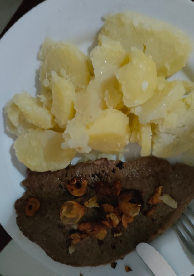 Una foto de Patatas hervidas con bistec a la plancha
