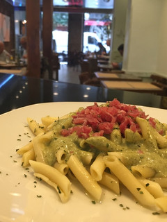 Una foto de Pasta Penne con Salsa de Espinacas y Crocante de Serrano
