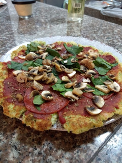 Una foto de Pizza de brócoli 🍕🥦/ low carb / cetogénica