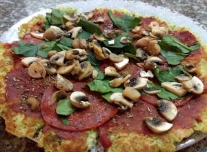 Una foto de Pizza de brócoli 🍕🥦/ low carb / cetogénica