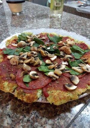 Una foto de Pizza de brócoli 🍕🥦/ low carb / cetogénica