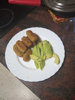 Una foto de Croquetas de espinacas, zanahoria encurtida y surimi