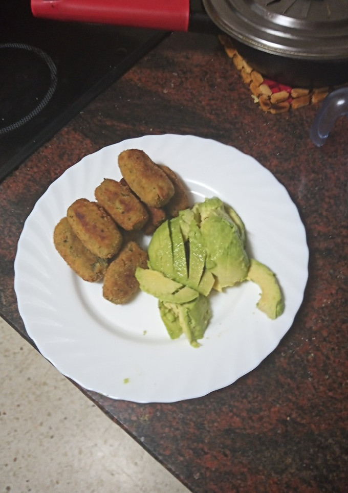 Una foto de Croquetas de espinacas, zanahoria encurtida y surimi