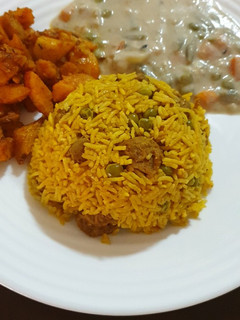 A picture of Soya chunks and peas pulao.