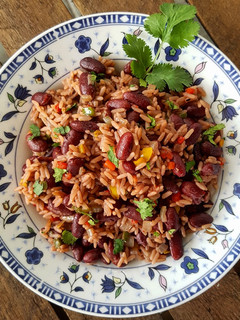 Una foto de Gallo pinto. Arroz con porotos