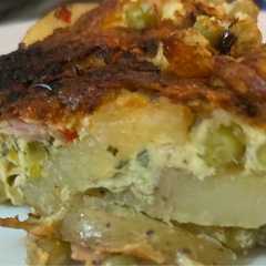 Una foto de Legumbres: tortilla de papas tradicional con arvejas incluidas