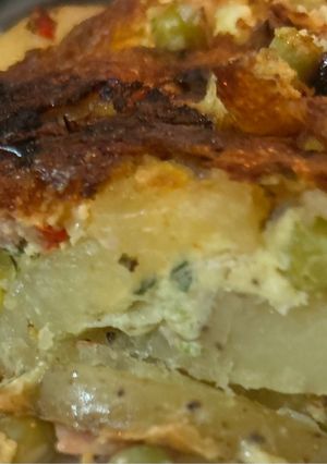 Una foto de Legumbres: tortilla de papas tradicional con arvejas incluidas
