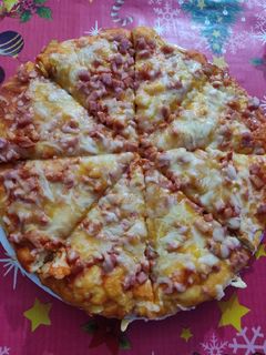 Una foto de Pizza de jamón York y queso en Mambo