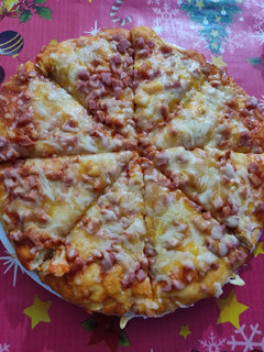 Una foto de Pizza de jamón York y queso en Mambo