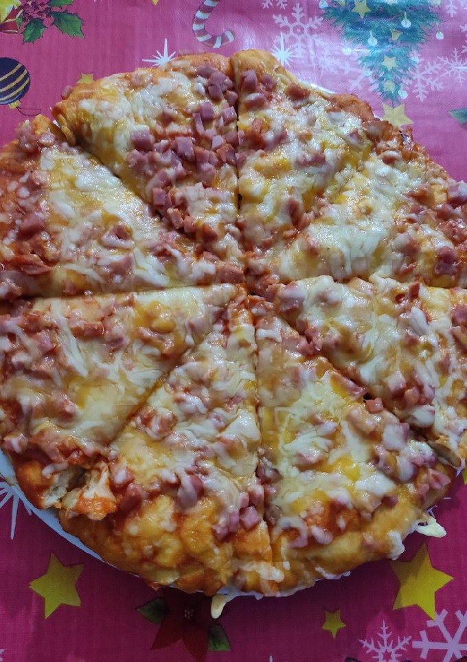 Una foto de Pizza de jamón York y queso en Mambo
