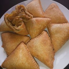 A picture of Triangle cabbage pie.