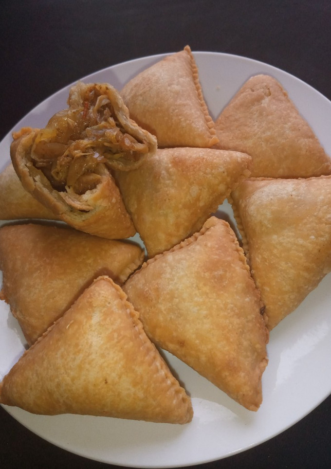 A picture of Triangle cabbage pie.