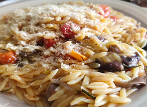 Una foto de Orzo vegano one pot